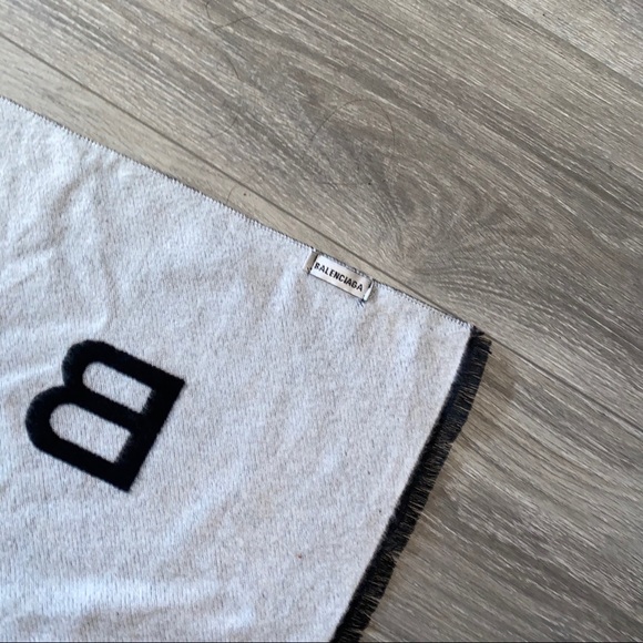 Balenciaga Logo Wool Scarf - Picture 5 of 10